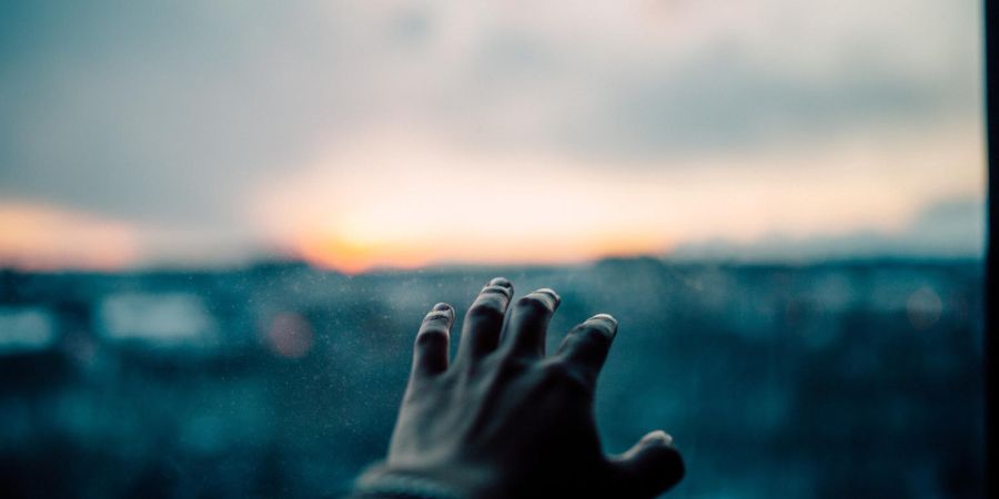 hand up to the horizon, outdoors