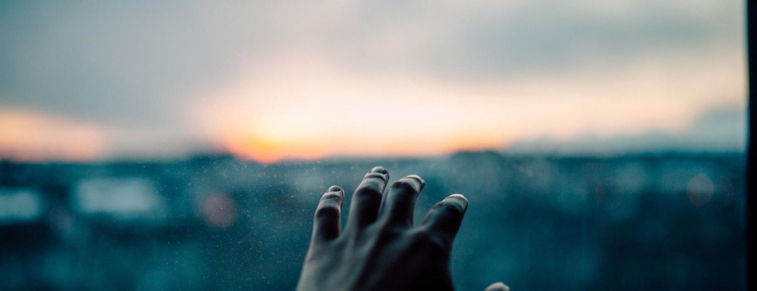 hand up to the horizon, outdoors