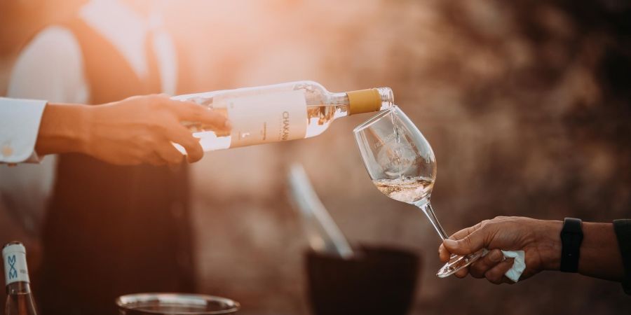 country club, pooring wine, outdoors