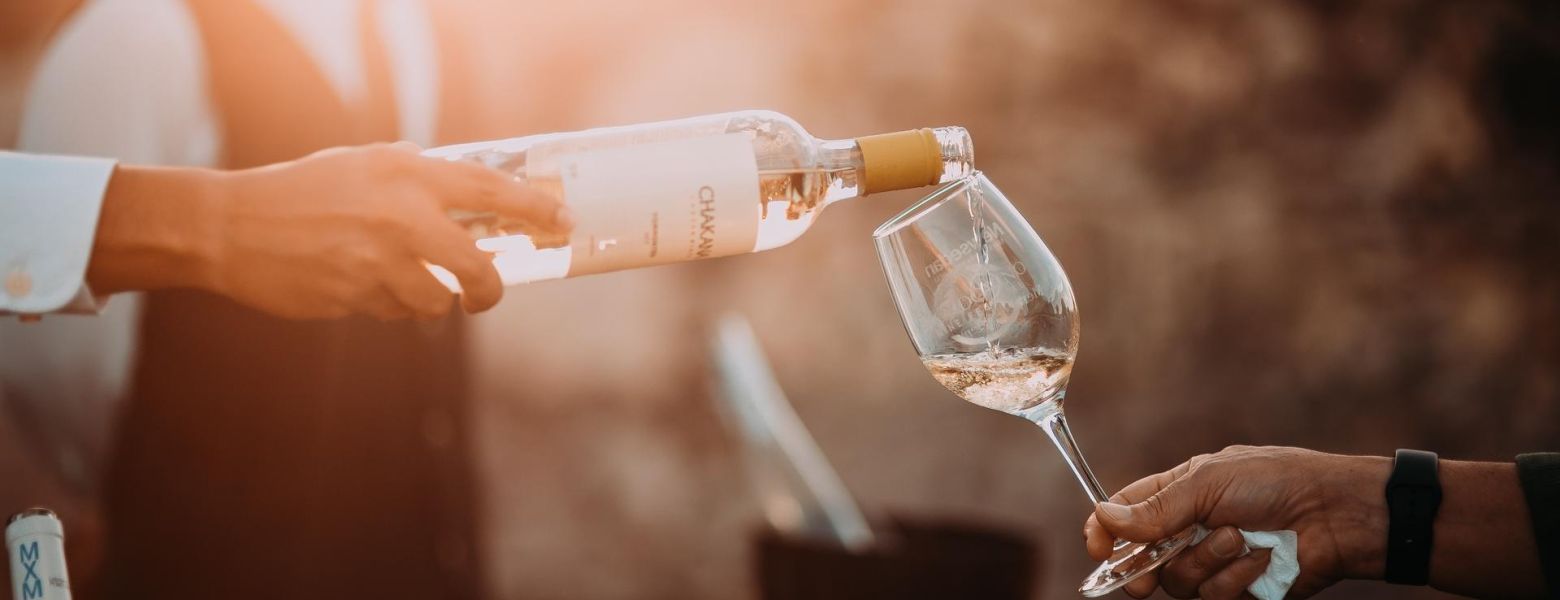 country club, pooring wine, outdoors