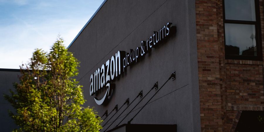 amazon pickups and returns sign, outside of building